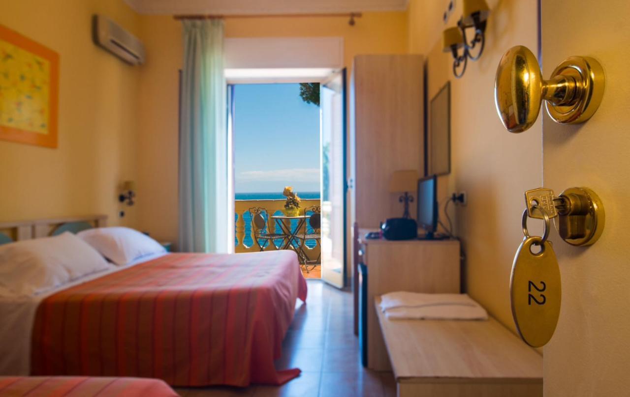 Habitación Triple con balcón y vistas al mar
