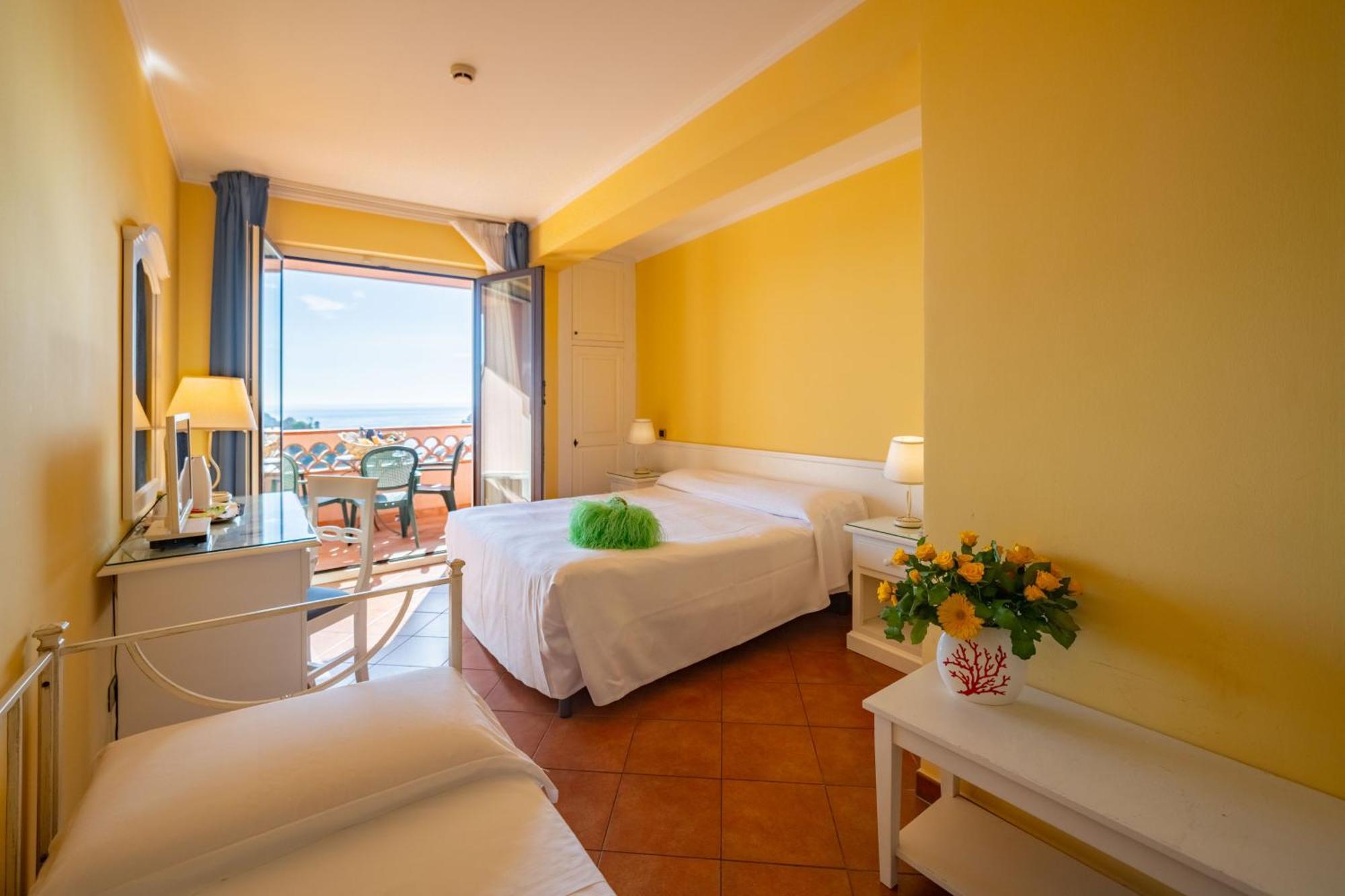 Deluxe Triple Room Sea View