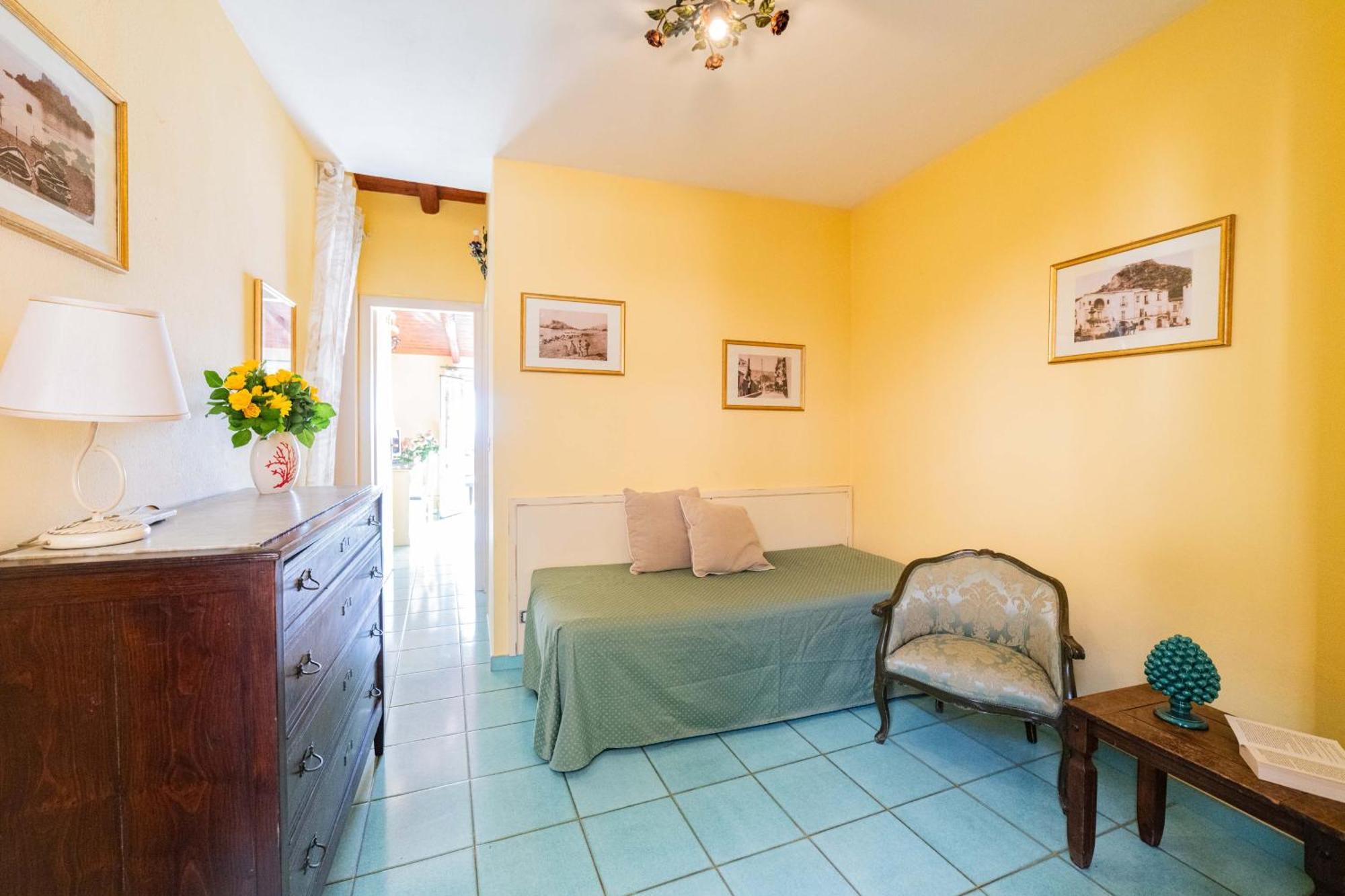 Habitación con cama grande y vistas al mar