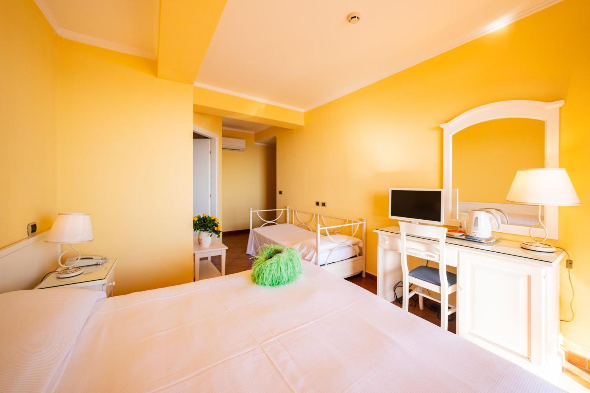 Deluxe Triple Room Sea View