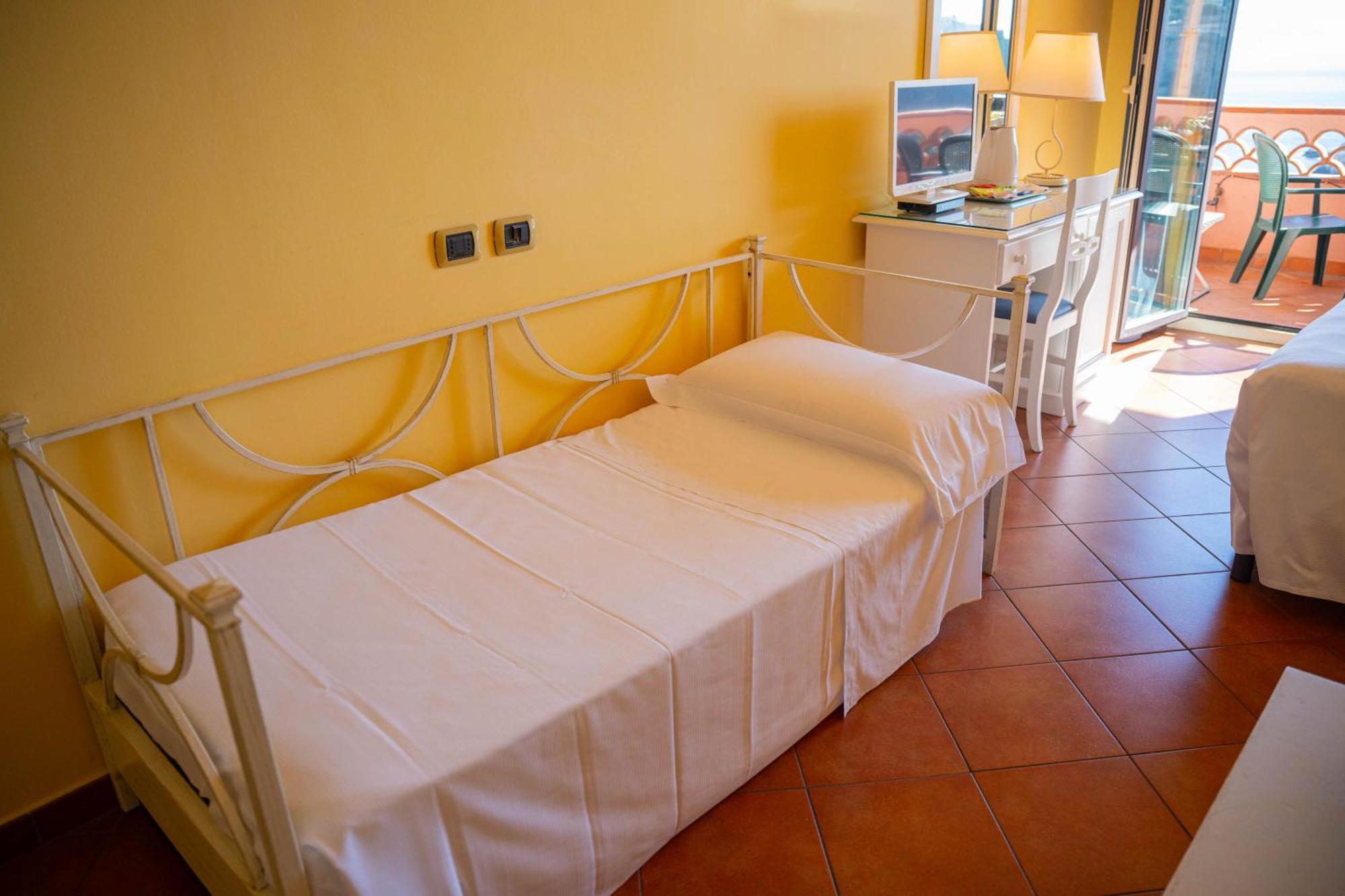 Deluxe Triple Room Sea View