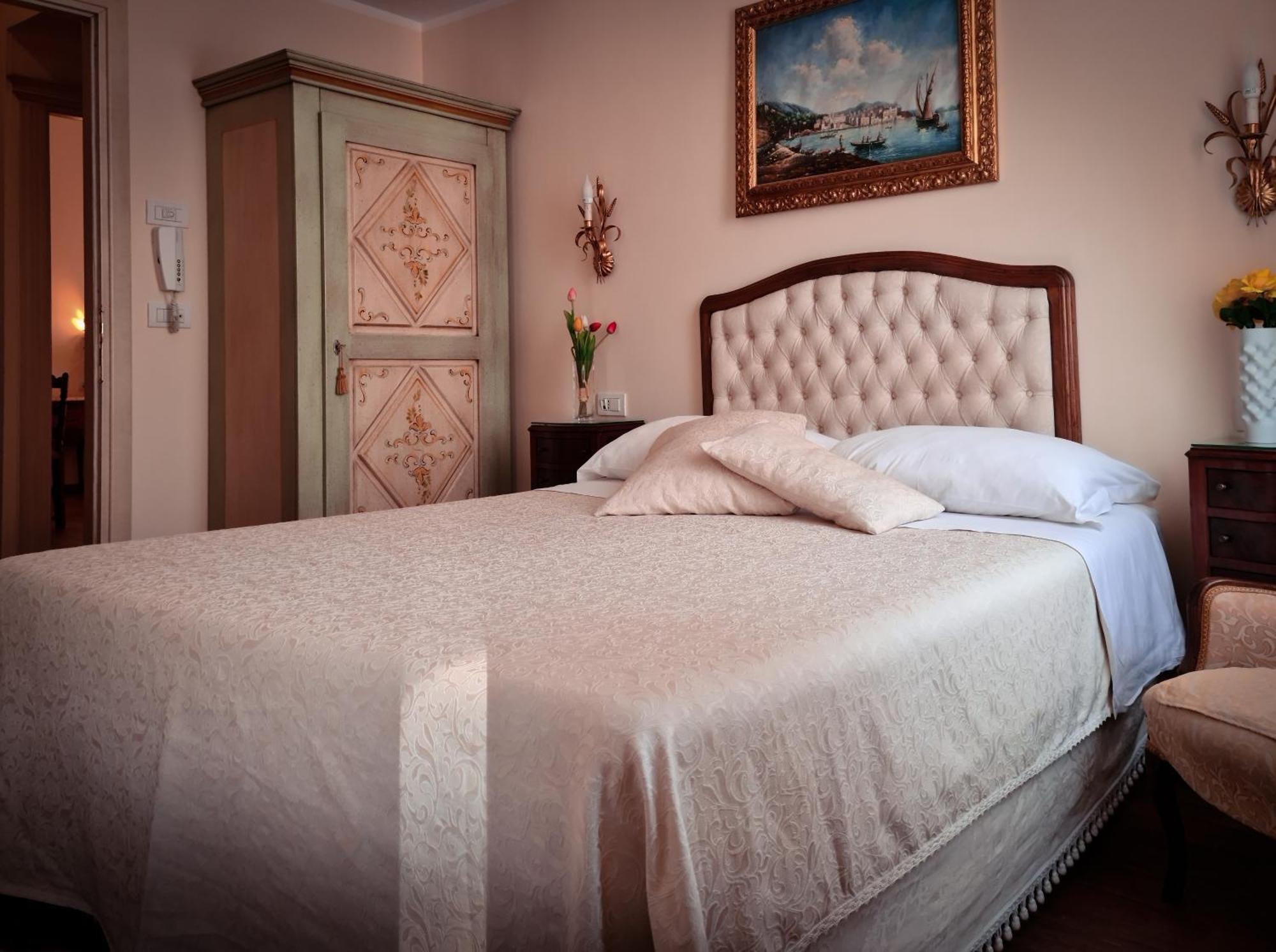 Deluxe Double Room Shower