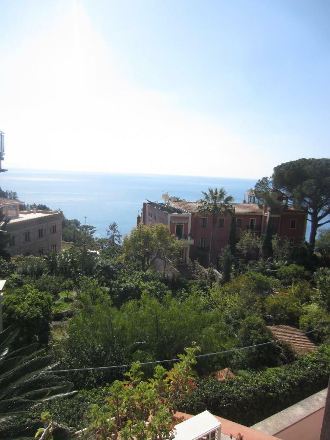 Three-Bedroom House with Terrace - Split Level,850624910:JPEG