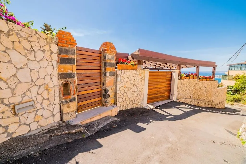 Chalet Vista Mare A Taormina Con Parcheggio Paolone House-1