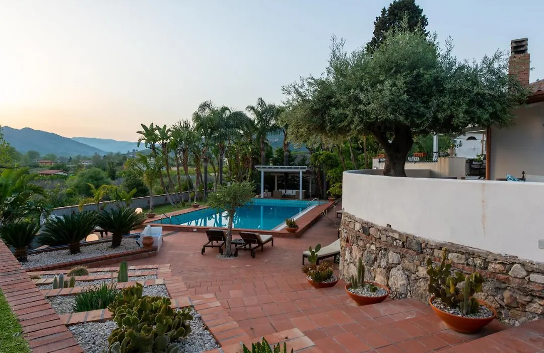 Villa With Pool & Jacuzzi-1