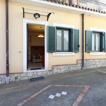Guesthost - Accogliente Appartamento Vicino Al Centro Storico Con Posto Auto-2