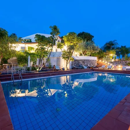 Villa With Pool & Jacuzzi-3