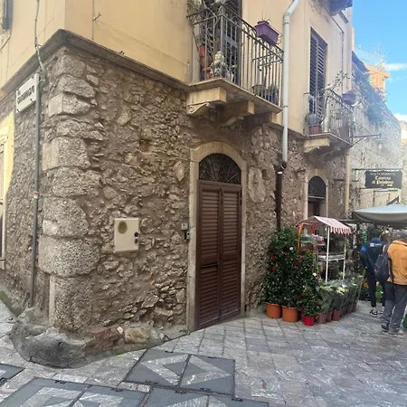 Incantevole E Storico Appartamento In Pieno Centro-3