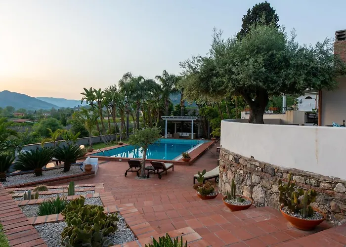 Villa With Pool & Jacuzzi Taormina met een Zwembad